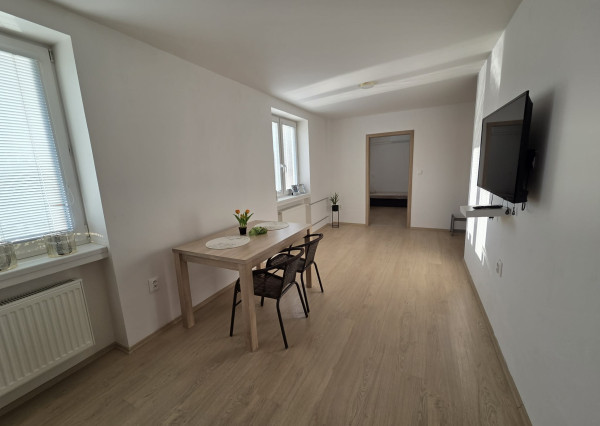 Ponúkame na prenájom zrekonštruovaný zariadený 3 izbový tehlový byt v Komárne .