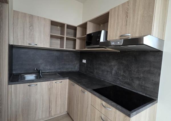 Ponúkame na prenájom zrekonštruovaný zariadený 3 izbový tehlový byt v Komárne .