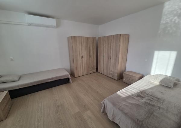 Ponúkame na prenájom zrekonštruovaný zariadený 3 izbový tehlový byt v Komárne .