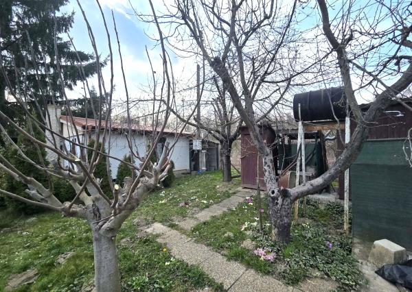 Ponúkame na predaj záhradu pri Nesvadoch