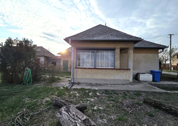 Ponúkame na predaj dom vo Veľkých Kosihách