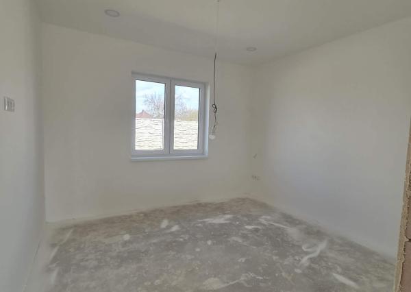 Z poverenia majiteľa ponúkame  4-izbový dom vo Vlčanoch