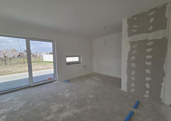 Z poverenia majiteľa ponúkame  4-izbový dom vo Vlčanoch