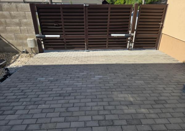 Ponúkame na predaj dom v centre Kolárova