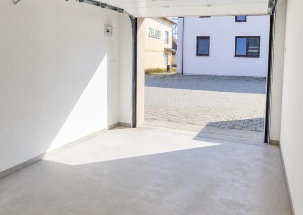 NA PREDAJ nová garáž v centre obce Bátorové Kosihy