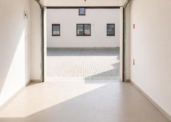 NA PREDAJ nová garáž v centre obce Bátorové Kosihy
