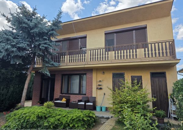 Priestranný 5-izbový rodinný dom v centre mesta Kolárovo