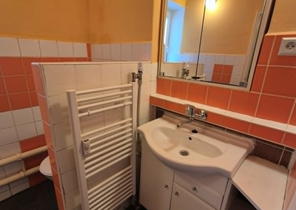 Na predaj 2‑izbový, čiastočne zrekonštruovaný byt v Komárne ul. Zváračská