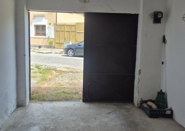 Ponúkam na predaj murovanú garáž na ulici Parná v Komárne