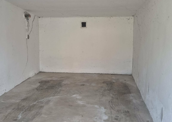 Ponúkam na predaj murovanú garáž na ulici Parná v Komárne