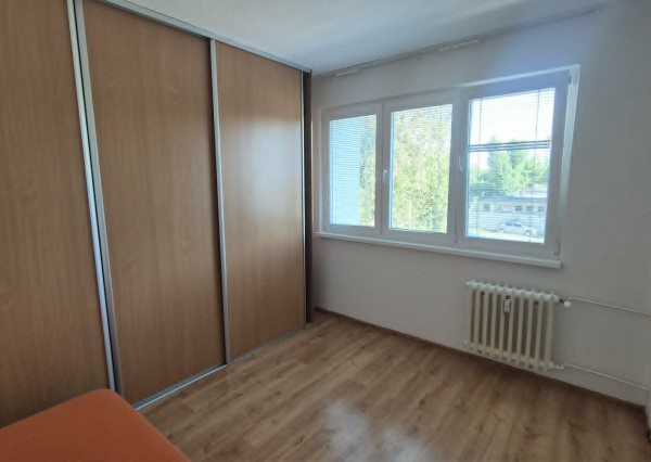 Ponúkam na predaj alebo prenájom 1‑izbový, kompletne zrekonštruovaný a zariadený byt v Komárne