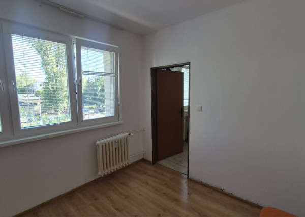 Ponúkam na predaj alebo prenájom 1‑izbový, kompletne zrekonštruovaný a zariadený byt v Komárne