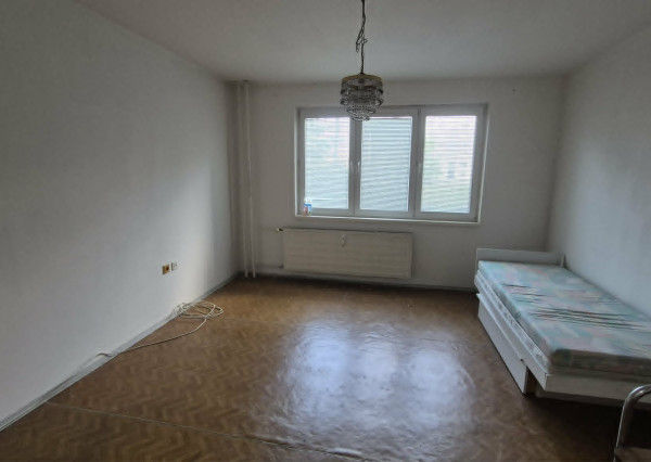 Ponúkam na predaj 1‑izbový byt s loggiou v pôvodnom stave na ulici Generála Klapku v Komárne