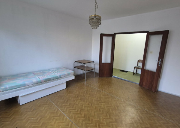 Ponúkam na predaj 1‑izbový byt s loggiou v pôvodnom stave na ulici Generála Klapku v Komárne