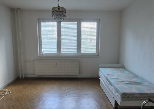 Ponúkam na predaj 1‑izbový byt s loggiou v pôvodnom stave na ulici Generála Klapku v Komárne