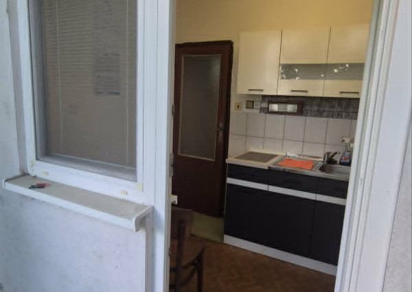 Ponúkam na predaj 1‑izbový byt s loggiou v pôvodnom stave na ulici Generála Klapku v Komárne