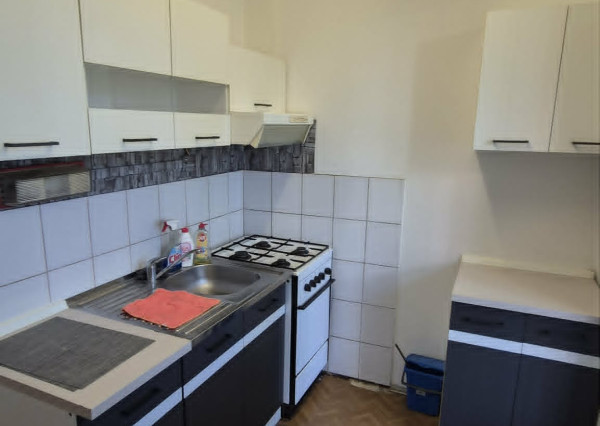 Ponúkam na predaj 1‑izbový byt s loggiou v pôvodnom stave na ulici Generála Klapku v Komárne