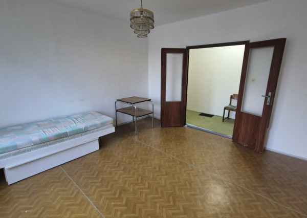 Ponúkam na predaj 1‑izbový byt s loggiou v pôvodnom stave na ulici Generála Klapku v Komárne