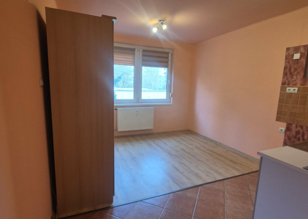 Na predaj garzónka na výbornej adrese v Komárne ul. Cintorínsky rad