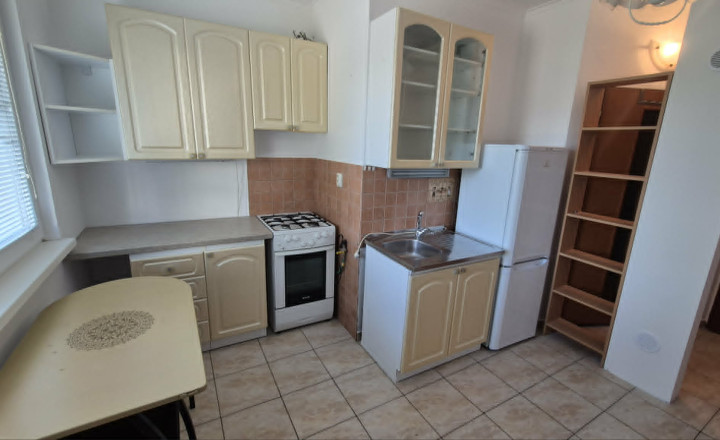 Ponúkam na predaj alebo prenájom 1‑izbový, kompletne zrekonštruovaný a zariadený byt v Komárne - fotografia 3