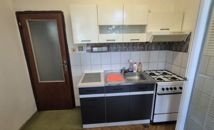 Ponúkam na predaj 1‑izbový byt s loggiou v pôvodnom stave na ulici Generála Klapku v Komárne - fotografia 5