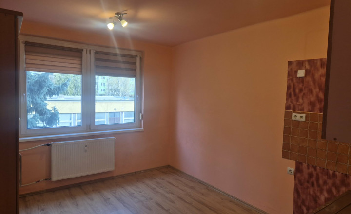 ZNÍŽENÁ CENA Na predaj garzónka na výbornej adrese v Komárne ul. Cintorínsky rad - fotografia 3