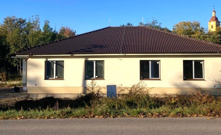 Moderný rodinný dom s veľkorysým pozemkom vo Veľkých Ludinciach - fotografia 1