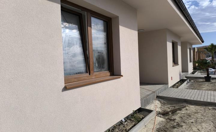 Na predaj moderný 3‑izbový radový dom s vlastným dvorom – novostavba „na kľúč“ - fotografia 3