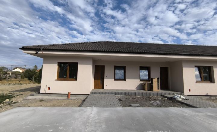 Na predaj moderný 3‑izbový radový dom s vlastným dvorom – novostavba „na kľúč“ - fotografia 1