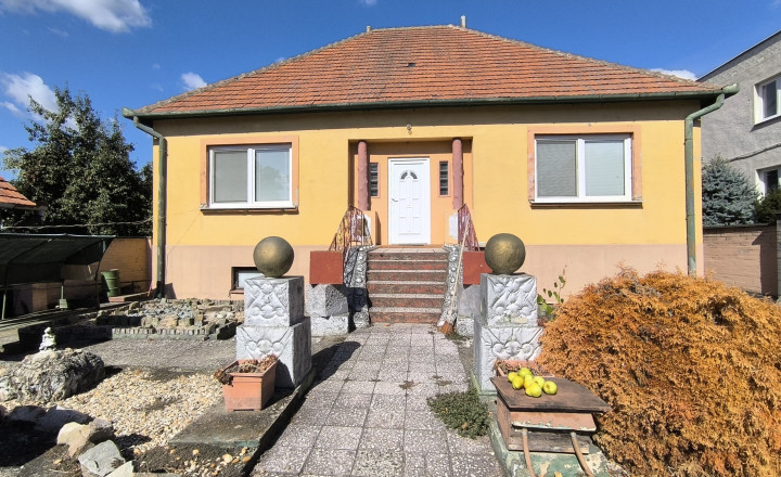 Na predaj priestranný rodinný dom + veľký pozemok! - fotografia 1