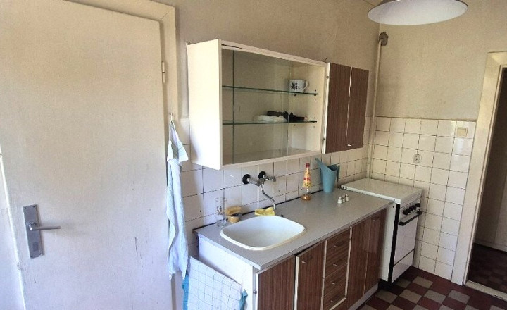 Na predaj 3‑izbový byt na Alžbetinom ostrove v pôvodnom stave - fotografia 5
