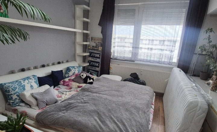 Priestranný a zrekonštruovaný 2-izbový byt s loggiou na ul. Biskupa Királya v Komárne - fotografia 3