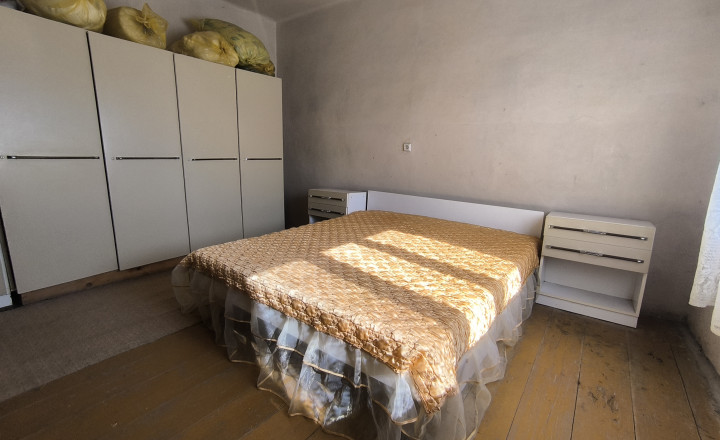 NA PREDAJ STARŠÍ 3-IZBOVÝ RODINNÝ DOM S VEĽKOU ZÁHRADOU – GBELCE - fotografia 3