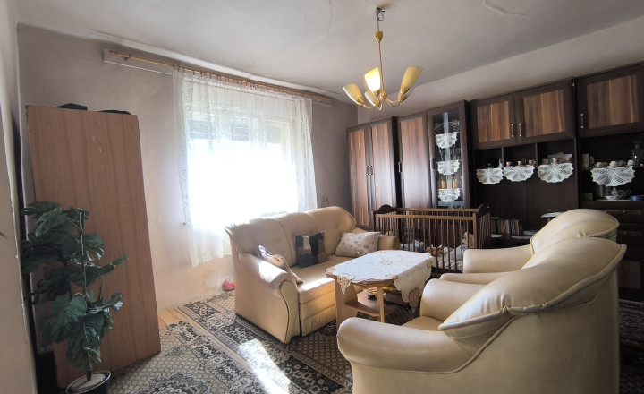NA PREDAJ STARŠÍ 3-IZBOVÝ RODINNÝ DOM S VEĽKOU ZÁHRADOU – GBELCE - fotografia 1