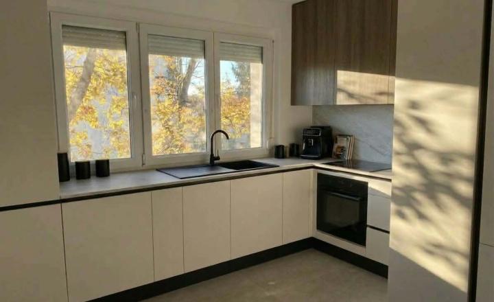 Ponúkam Vám na predaj exkluzívne zrekonštruovaný, moderný 3‑izbový byt s loggiou, - fotografia 1