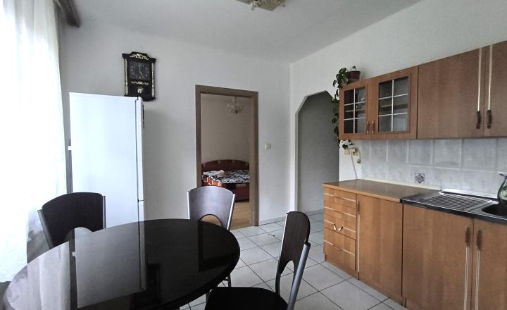 🏡 VEĽKÝ 3-IZBOVÝ BYT NA NÁBREŽNEJ ULICI V NOVÝCH ZÁMKOCH - fotografia 1