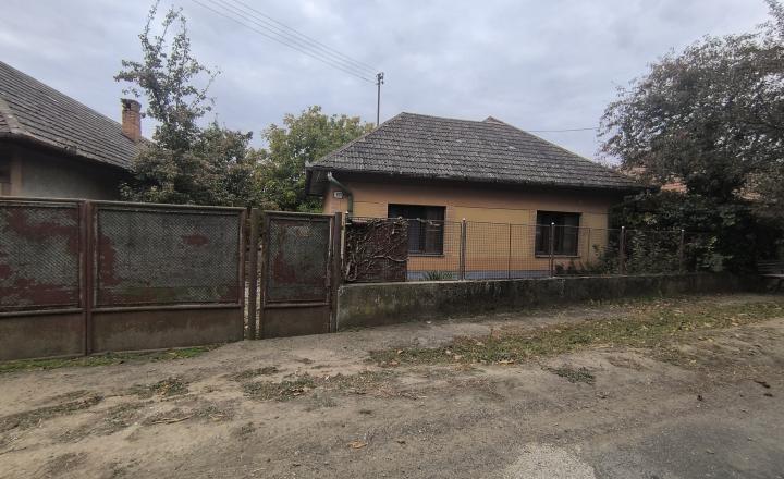 NA PREDAJ RODINNÝ DOM S VEĽKÝM POZEMKOM VO VEĽKÝCH LUDINCIACH - fotografia 1