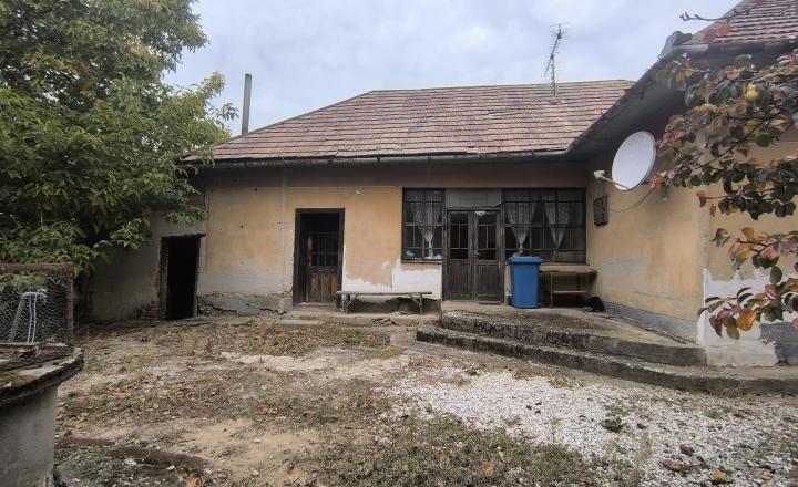 NA PREDAJ RODINNÝ DOM S VEĽKÝM POZEMKOM VO VEĽKÝCH LUDINCIACH - fotografia 4