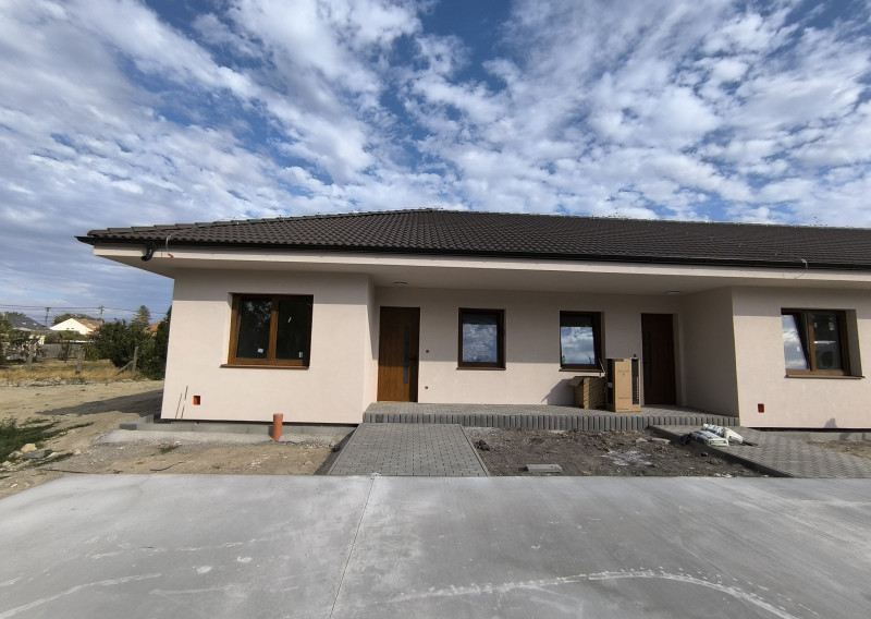 Na predaj moderný 3‑izbový radový dom s vlastným dvorom – novostavba „na kľúč“