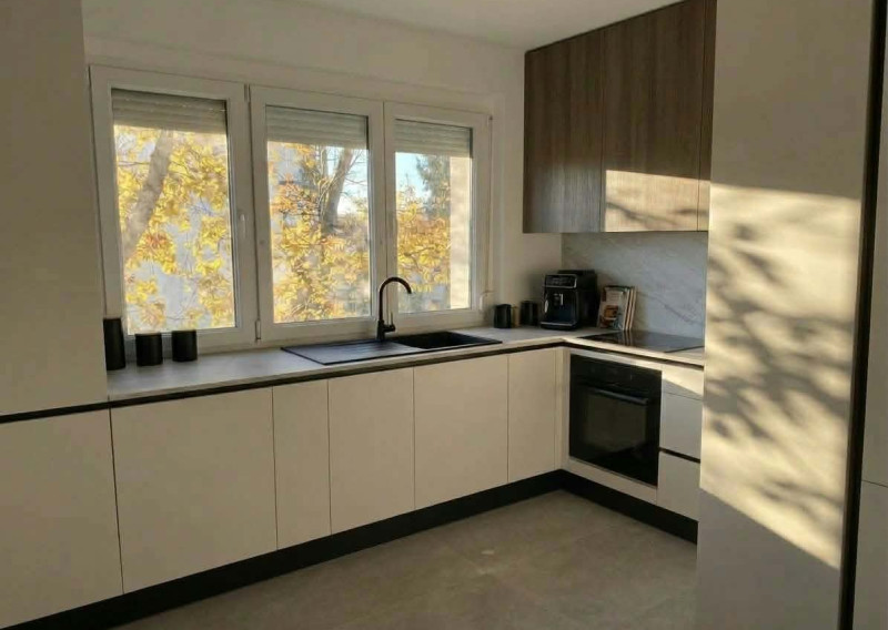 Ponúkam Vám na predaj exkluzívne zrekonštruovaný, moderný 3‑izbový byt s loggiou,