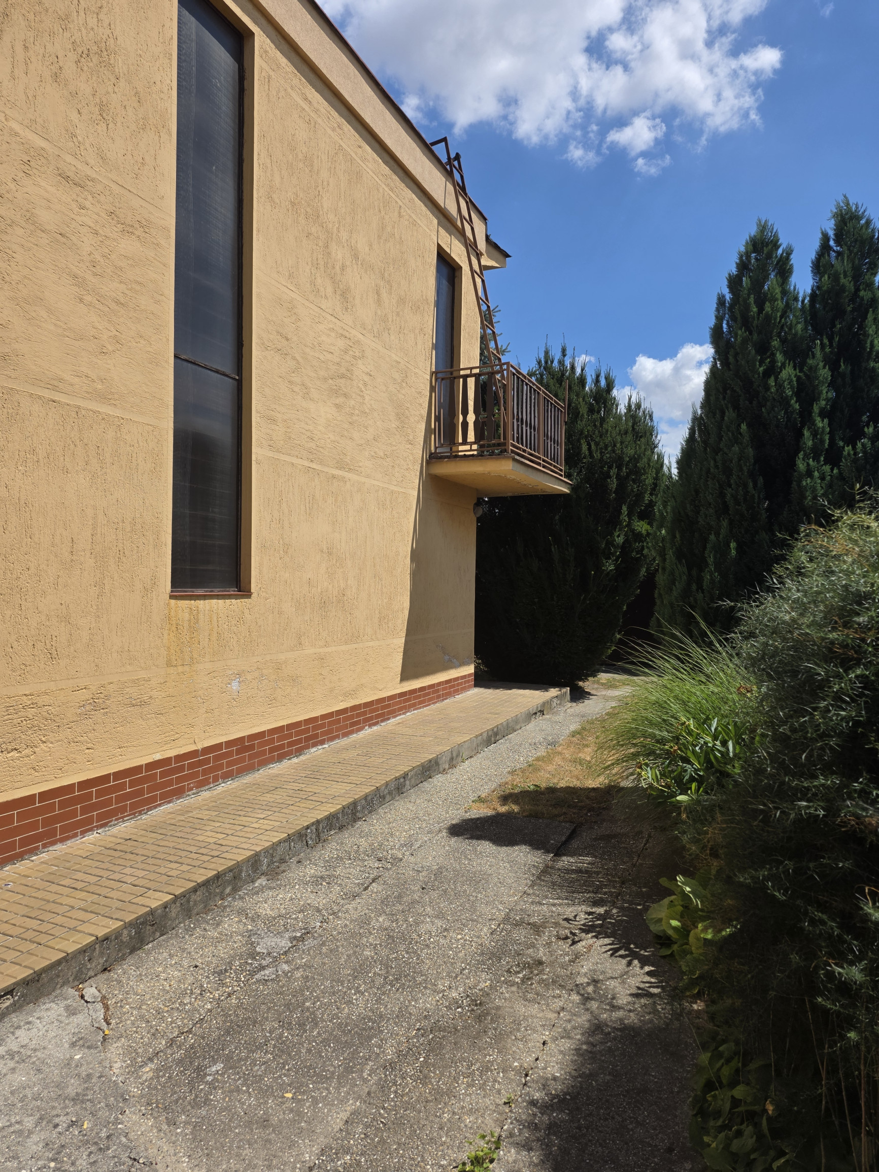 Priestranný 5-izbový rodinný dom v centre mesta Kolárovo